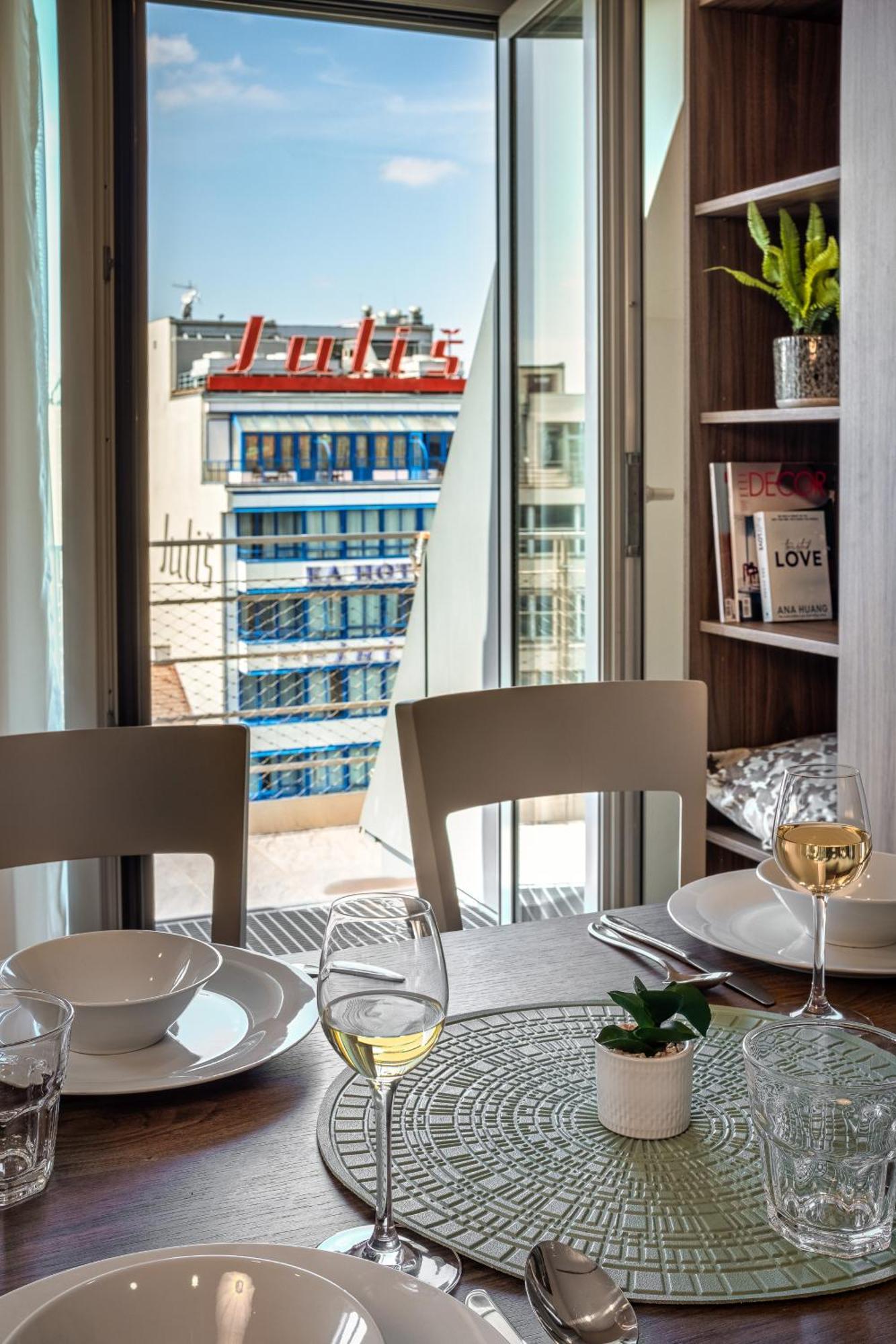 Vn17 Rooftop Suites By Adrez Prag Dış mekan fotoğraf